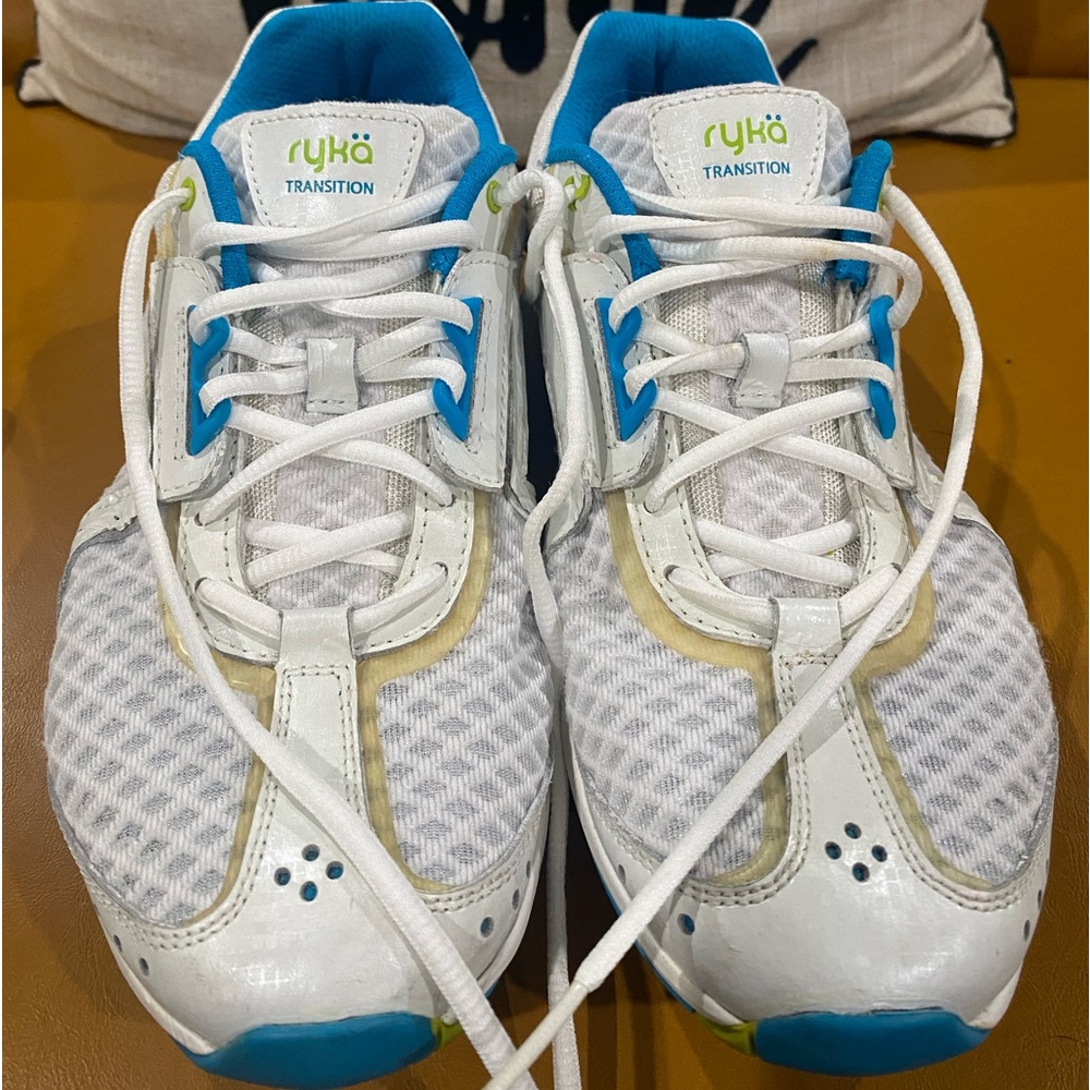 Ryka Transition shoes in size 8.5 in good condition. It is good for Zumba.